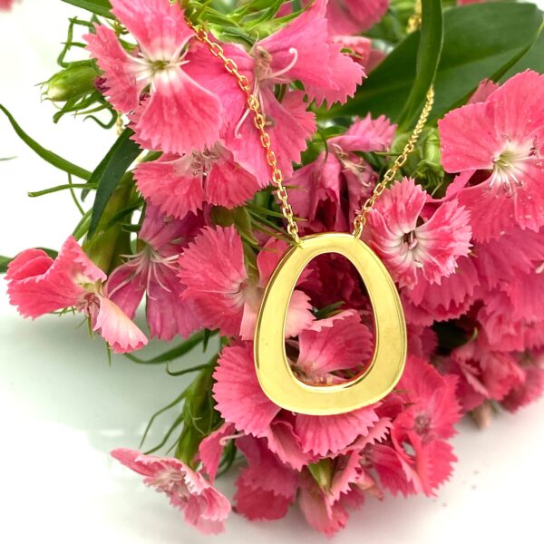 freudenschmuck-Duesseldorf-Silberkette-mi-ovalem-offenem-Anhaenger-vergoldet-Image