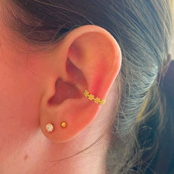 freudenschmuck-Duesseldorf-Earcuff-Bluemchen-und-Stecker-Zirkonia-Kugelstecker-vergoldet