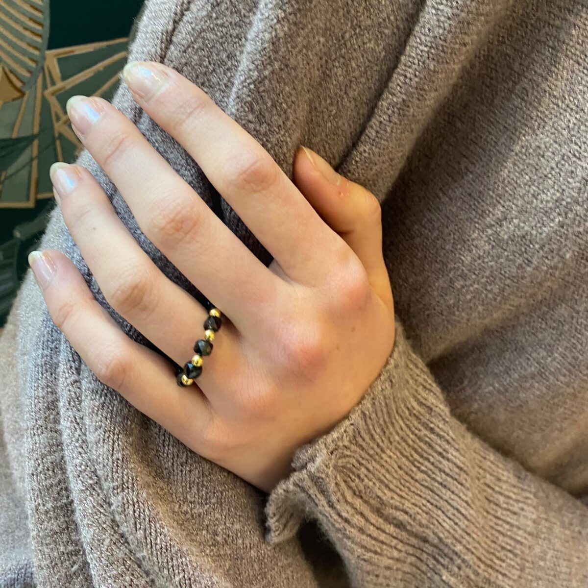 freudenschmuck Duesseldorf Edeksteinquaderring versetzte Kugeln Silber vergoldet 190 3 0129G Tragebild black